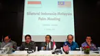 Menko Maritim, Rizal Ramli (tengah) memberikan keterangan saat konpres di Jakarta, Sabtu (3/10/2015). Pemerintah Indonesia bersama Pemerintah Malaysia sepakat membentuk organisasi kelapa sawit. (Liputan6.com/Helmi Afandi)