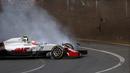 Pebalap Haas F1, Esteban Gutierrez berputar saat ditabrak pebalap Honda McLaren, Fernando Alonso pada balapan perdana Formula One Australian Grand Prix, Melbourne, Minggu (20/3/2016).  (AFP/Max Blyton) 