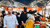 Presiden Joko Widodo (Jokowi) membeli cabai di Pasar Baru Tanjung Enim Kabupaten Muara Enim Sumsel (Dok. Biro Pers, Media, dan Informasi Sekretariat Presiden / Nefri Inge)