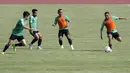 Pemain Timnas Indonesia, Rizky Pora, mengontrol bola saat latihan di Stadion Madya Senayan, Jakarta, Selasa (22/11). Latihan ini persiapan jelang laga Piala AFF 2018 menghadapi Filipina. (Bola.com/Yoppy Renato)