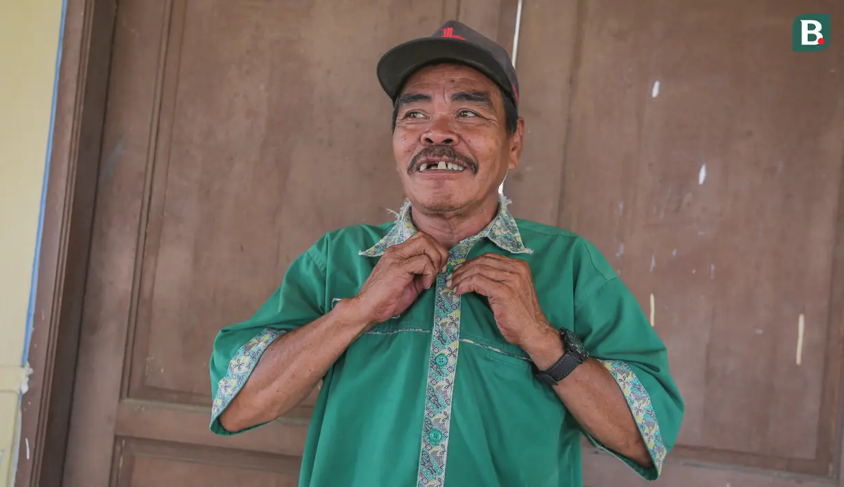 Ia mengaku bekerja di stadion tersebut sejak dipegang oleh pengembang pada tahun 2006, sebelum akhirnya digunakan oleh Persitara Jakarta Utara. Momen yang paling berkesan saat ia mendapatkan bola yang ditendang pemain hingga keluar dari lapangan menuju tribun tempat dirinya duduk. (Bola.com/Bagaskara Lazuardi)