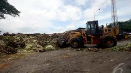 Petugas membersihkan sampah yang menggunung dengan mengunakan alat berat  di Pasar Induk Kramat Jati, Jakarta, Kamis (8/1/2015). (Liputan6.com/Faizal Fanani)