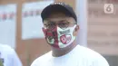 Ketua KPU Arief Budiman memakai masker saat mengikuti simulasi pemungutan suara dalam pemilihan serentak 2020 di Halam Kantor KPU, Jakarta, Rabu (22/7/2020). Tahapan ini dilaksanakan dengan mengutamakan aspek kesehatan dan keselamatan bagi para pihak yang terlibat. (merdeka.com/Imam Buhori)