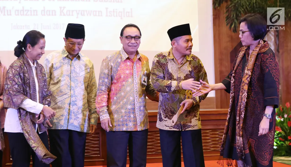 Menteri Keuangan Sri Mulyani (kanan) memberikan selamat kepada perwakilan imam Masjid Istiqlal di Jakarta, Rabu (21/6). BTN memberikan kemudahan kepada para imam, mu'adzin dan karyawan Masjid Istiqlal untuk memiliki rumah. (Liputan6.com/Angga Yuniar)