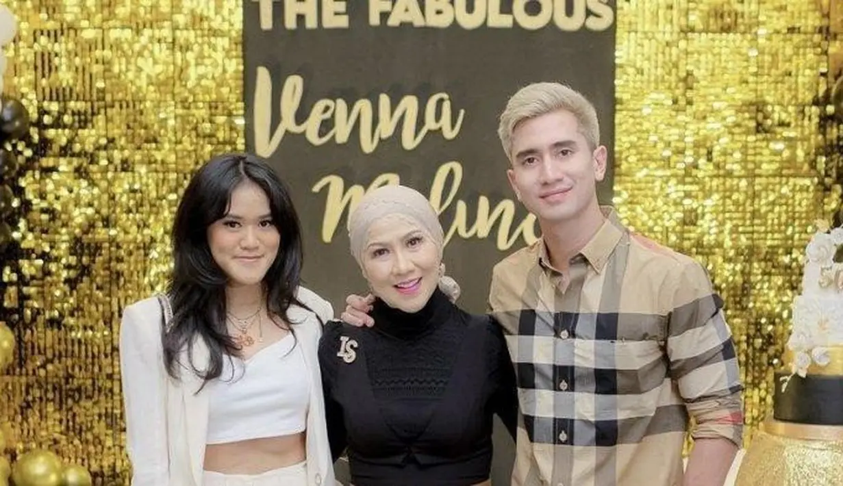 Perempuan cantik yang satu ini disebut-sebut punya hubungan spesial dengan Verrell. Ia juga sudah kenal dengan Venna, ibu Verrell. [Instagram @latashasafira]