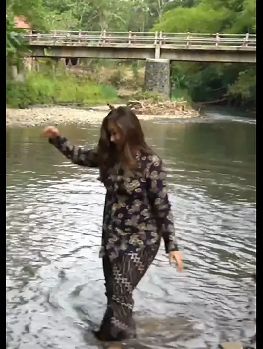 Tidak hanya saat di kampung halamannya, ketika ke Borobudur, ia juga langsung ikut turun saat melihat anak-anak asyik mandi di kali. "Nostalgia mandi di sungai bareng anak-anak,"  tulisnya dalam video. [Instagram/nafaurbach]