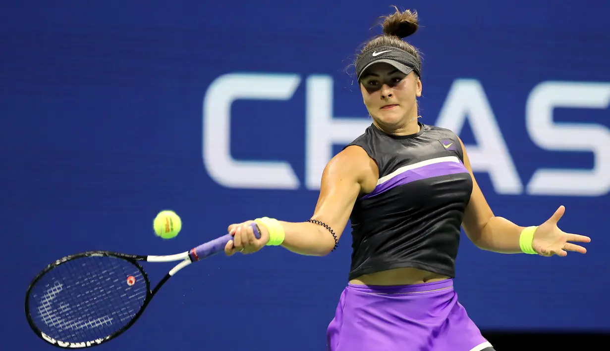 Petenis Kanada, Bianca Andreescu mengembalikan bola ke arah Elise Mertens dari Belgia pada perempat final AS Terbuka 2019 di USTA Billie Jean King National Tennis Center, Rabu (4/9/2019). Bianca Andreescu melangkah ke semifinal usai mengalahkan Elise 3-6, 6-2, 6-3. (AP/Adam Hunger)