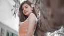 Meski sudah berusia 35 tahun, penampilan Tiwi Eks T2 ini terlihat bak ABG. Ia memang dikenal pandai memadukan busana saat berlibur. Kini ia tampil santai dengan dress berwarna orange, penampilannya terlihat fashionable.(Liputan6.com/IG/@tentangtiwi)