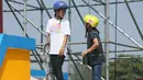 Funa Nakayama (kiri) dan Momiji Nishiya (kanan) dari Jepang berbincang saat mengikuti skateboarding semi final wanita di International Skateboarding Open di Qingfeng di provinsi Henan, China (7/9/2019). (AFP Photo/STR)