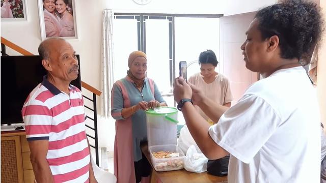 8 Potret Mertua Indah Permatasari Datang ke Jakarta, Diajak Lihat Rumah Baru