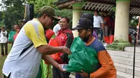 Sambut Natal, ASN Pemkab Wonosobo Berbagi Bingkisan ke Petugas Kebersihan