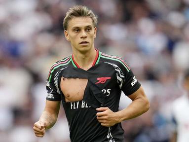 Jersey pemain Arsenal, Leandro Trossard, tampak robek saat berhadapan dengan Tottenham Hotspur pada laga pekan keempat Premier League 2024/2025 di Tottenham Hotspur Stadium, Minggu (15/9/2024). (AP Photo/Kin Cheung)