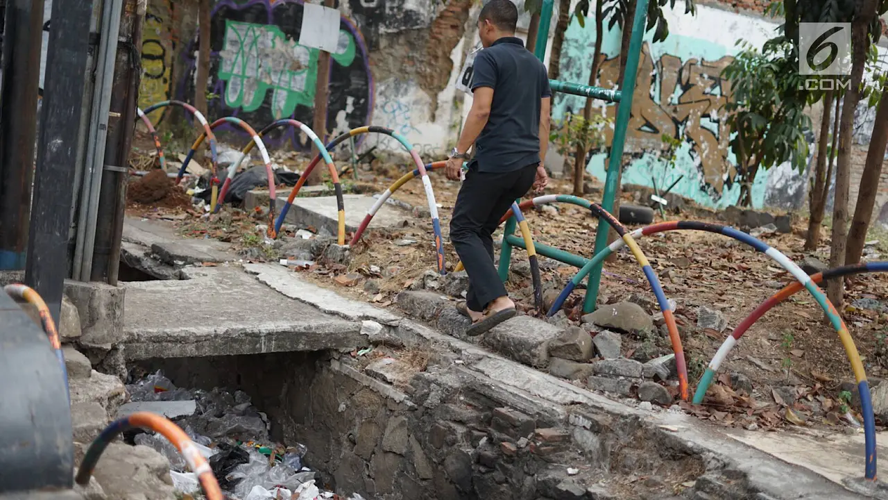 Trotoar Rusak Parah di Pasar Minggu