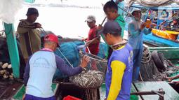 Nelayan membongkar ikan hasil tangkapan di Pelabuhan Muara Angke, Jakarta, Selasa (27/12/2022). Kementerian Kelautan dan Perikanan (KKP) pada 2023 menargetkan peningkatan nilai ekspor komoditas kelautan dan perikanan hingga mencapai USD 7,6 miliar. (Liputan6.com/Herman Zakharia)