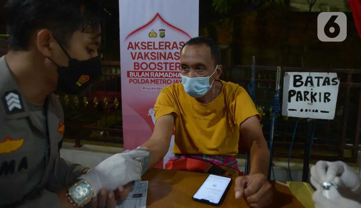 Tim medis mengecek kesehatan warga sebelum mendapatkan vaksin booster di Jakarta, Rabu (6/4/2022). Kegiatan vaksinasi booster ini digelar sampai jelang mudik, dimana saat ini 503 gerai vaskin yang tersebar di wilayah hukum Polda Metro Jaya. (merdeka.com/Imam Buhori)