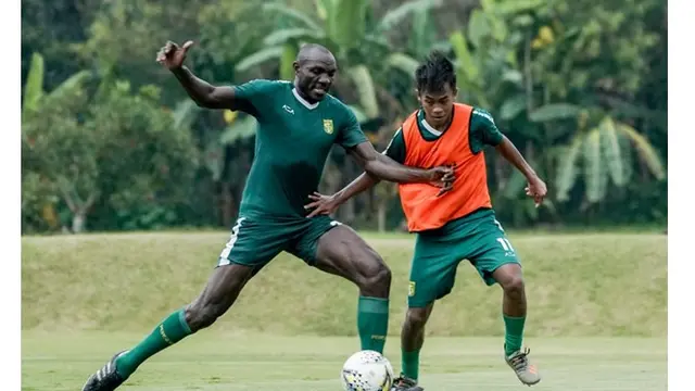 5 Potret Zoubairo Garba di Luar Lapangan, Bek Naturalisasi Persebaya