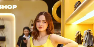 Mini dress berwarna kuning yang dikenakan Syifa menonjolkan siluet feminin dan memberikan sentuhan ceria yang khas musim semi.  [Dok/FIMELA/Adrian Utama P].