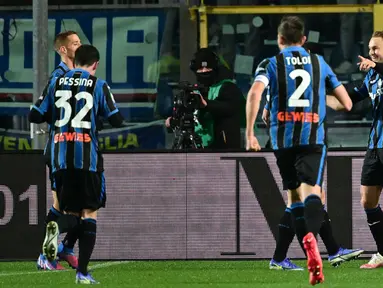 Pemain Atalanta Teun Koopmeiners (kanan) merayakan setelah mencetak gol ke gawang Sampdoria pada pertandingan sepak bola Serie A Liga Italia di Stadion Azzuri d'Italia, Bergamo, Italia, 28 Februari 2022. Atalanta menang 4-0. (MIGUEL MEDINA/AFP)