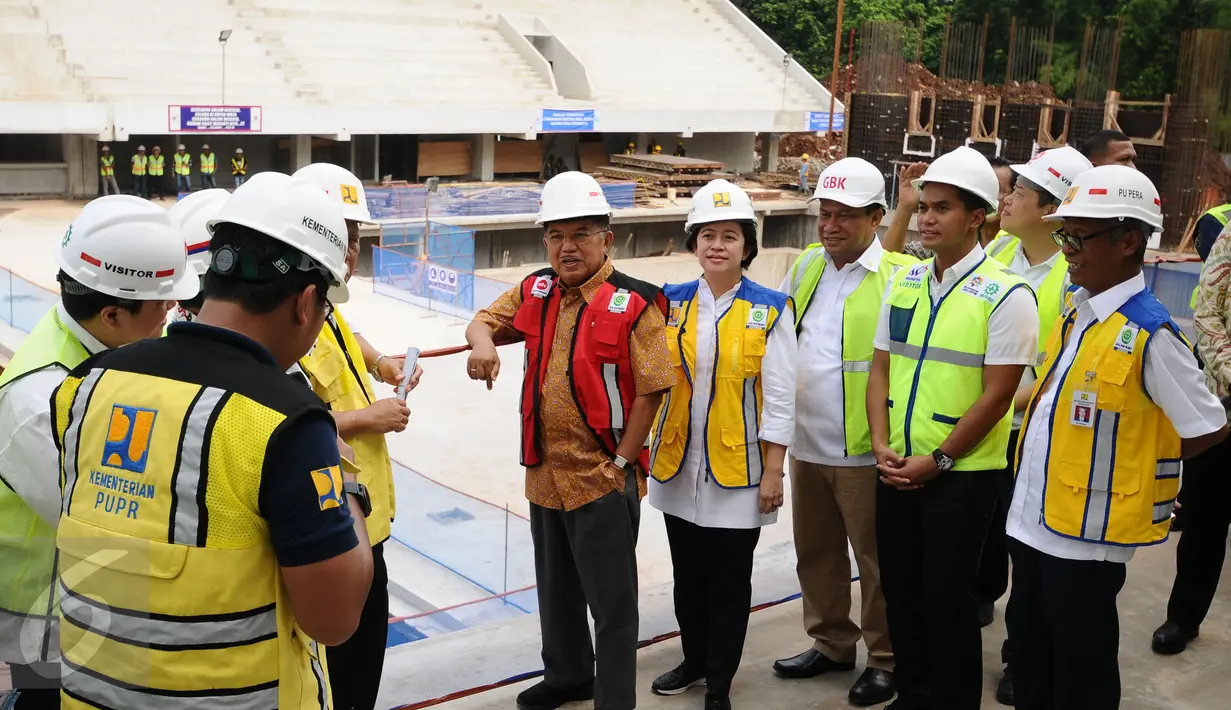 Wakil Presiden, Jusuf Kalla (tengah) saat meninjau proyek renovasi Stadion Renang Gelora Bung Karno, Jakarta, Minggu (26/3). Peninjauan ini terkait persiapan pelaksanaan Asian Games 2018. (Liputan6.com/Helmi Fithriansyah)