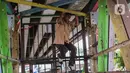 Tak sedikit pejalan kaki yang nekat memanjat pagar pembatas untuk ke daerah Rawajati dengan Cililitan atau sebaliknya. (Magang/Liputan6.com/Muhammad Rizal)