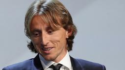 Gelandang Real Madrid asal Kroasia, Luka Modric saat menerima piala pemain terbaik UEFA di The Grimaldi Forum di Monaco, (30/8). Modric berhak atas gelar Pemain Terbaik UEFA dengan mengoleksi 313 poin. (AFP Photo/Valery Hache)