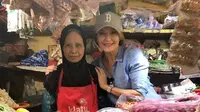Tamara Bleszynski potret bersama dengan pedagang sayur di Pasar Lenteng Agung, Jakarta Selatan, Jumat (8/3/2019) (Dok.Instagram/@tamarableszynskiofficial/https://www.instagram.com/p/BuvA-6cFx0l/Komarudin)