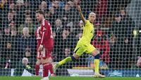 Pemain Tottenham Hotspur, Richarlison, melakukan selebrasi setelah mencetak gol ke gawang Liverpool pada laga pekan ke-30 Premier League di Stadion Anfield, Minggu (15/03/2026). (Peter Byrne/PA via AP)