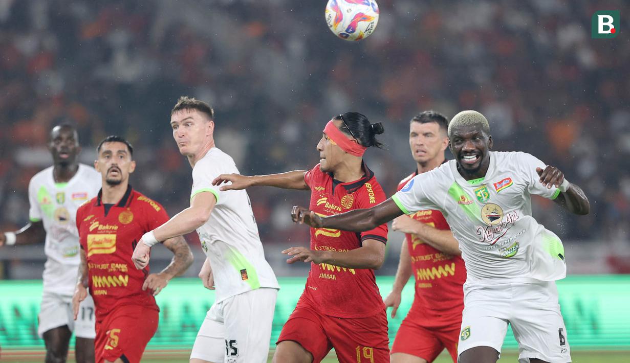 Pemain Persija Jakarta, Hanif Sjahbandi (tengah) berusaha melewati penjagaan sejumlah pemain Persebaya Surabaya dalam laga lanjutan BRI Liga 1 2024/2025 di Stadion Utama Gelora Bung Karno (SUGBK), Senayan, Jakarta, Sabtu (12/04/2025). (Bola.com/M Iqbal Ichsan)