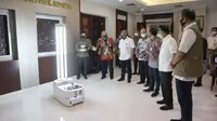 Di Kantor Staf Presiden, Jakarta, Kamis (28/5/2020) siang, Ketua Gugus Tugas Nasional Doni Monardo menerima bantuan robot yang mampu sterilisasi ruang isolasi pasien COVID-19 dari Telkom Group. (Dok Badan Nasional Penanggulangan Bencana/BNPB)