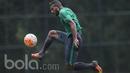 Striker Persipura Jayapura, Marianus Wanewar, menerima umpan saat mengikuti seleksi Timnas Indonesia U-22 di Lapangan SPH Karawaci, Banten, Rabu (22/2/2017). (Bola.com/Vitalis Yogi Trisna)