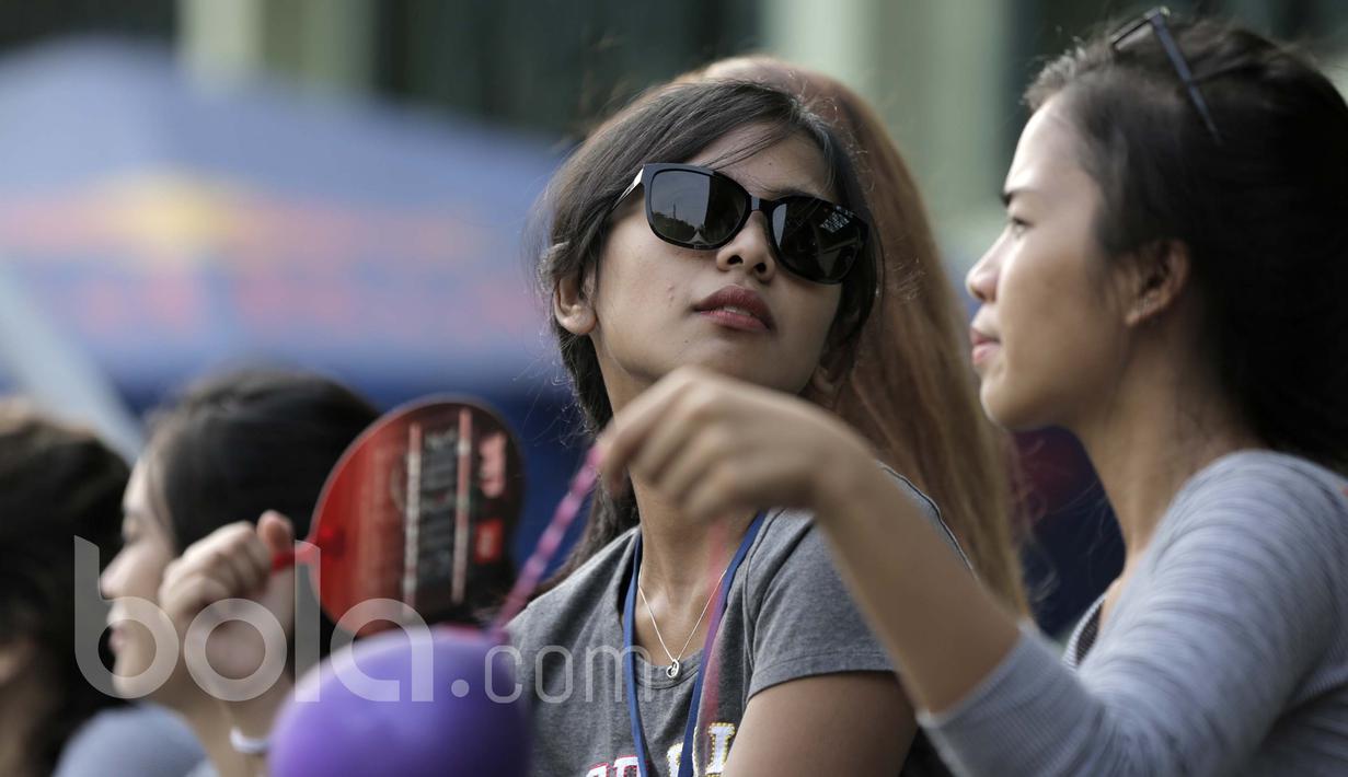 Antusiasme penonton menyaksikan turnamen basket Red Bull Reign 3x3 di Lapangan Pati Unus, Jakarta, Sabtu (15/4/2017). (Bola.com/Peksi Cahyo)