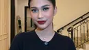 Sementara itu, Azizah tampil chic dengan knit long sleeve dress beraksen kancing depan, menghadirkan aura yang lebih tegas dan berani. . [@ochiipramita/@aaliyah.massaid].