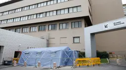 Tenda pretriase didirikan di luar Rumah Sakit Agostino Gemelli di Roma, Italia, Selasa (3/3/2020). Infeksi virus corona atau COVID-19 di Italia meningkat menjadi 428 kasus dibandingkan hari sebelumnya. (Xinhua/Alberto Lingria)