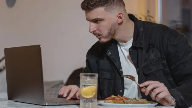 Ciri Kepribadian Orang yang Sering Menunda Makan Demi Menyelesaikan Pekerjaan