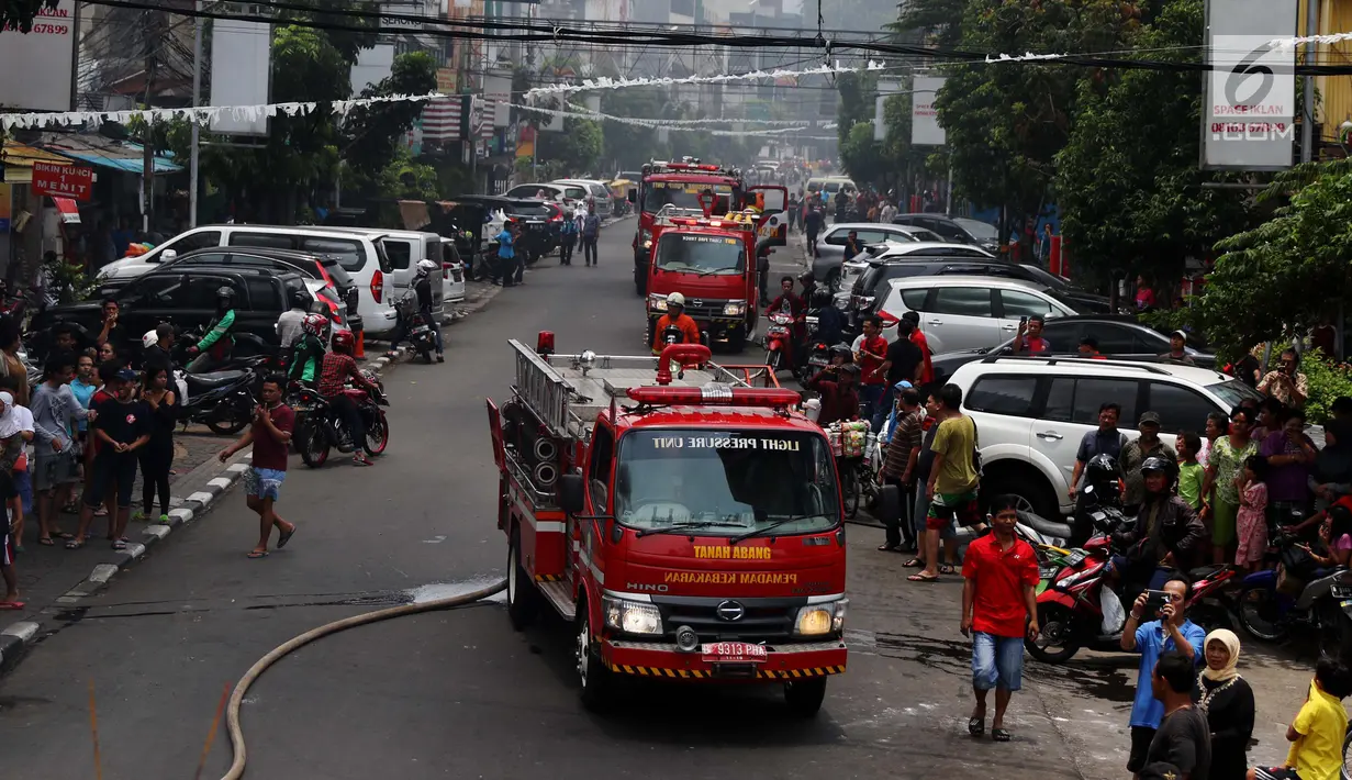 Sejumlah unit mobil pemadam dikerahkan ke lokasi kebakaran di kawasan Jalan Sabang, Kebon Sirih, Jakarta Pusat, Minggu (8/10). Menyusul ada kebakaran, Jalan Sabang ditutup sementara untuk memperlancar proses pemadaman. (Liputan6.com/Angga Yuniar)