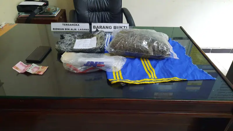 Paket ganja yang diamankan anggota Direktorat Narkoba Polda Sultra, diduga bakal diedarkan di PT VDNI Konawe.(Liputan6.com/Ahmad Akbar Fua)