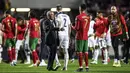 Begitu laga berakhir, sang pelatih Fernando Santos pun yang berusaha menghiburnya malah terkena amarah Cristiano Ronaldo. (AFP/Patricia De Melo Moreira)