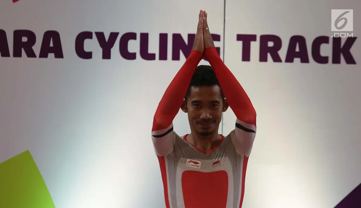 Pebalap sepeda Indonesia, M. Fadli Imammuddin berselebrasi usai meraih emas pada nomor 4000 meter individual pursuit C4 (tunadaksa) di Jakarta Internasional Velodrome Rawamangun, Jakarta Timur, Jumat (12/10). (Merdeka.com/Imam Buhori)