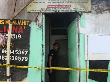 Seorang pria memeriksa rumah toko (ruko) yang terbakar di kawasan Pasar Cipulir, Kebayoran Lama, Jakarta, Rabu (2/1). Kebakaran terjadi pada pagi tadi. (Liputan6.com/JohanTallo)
