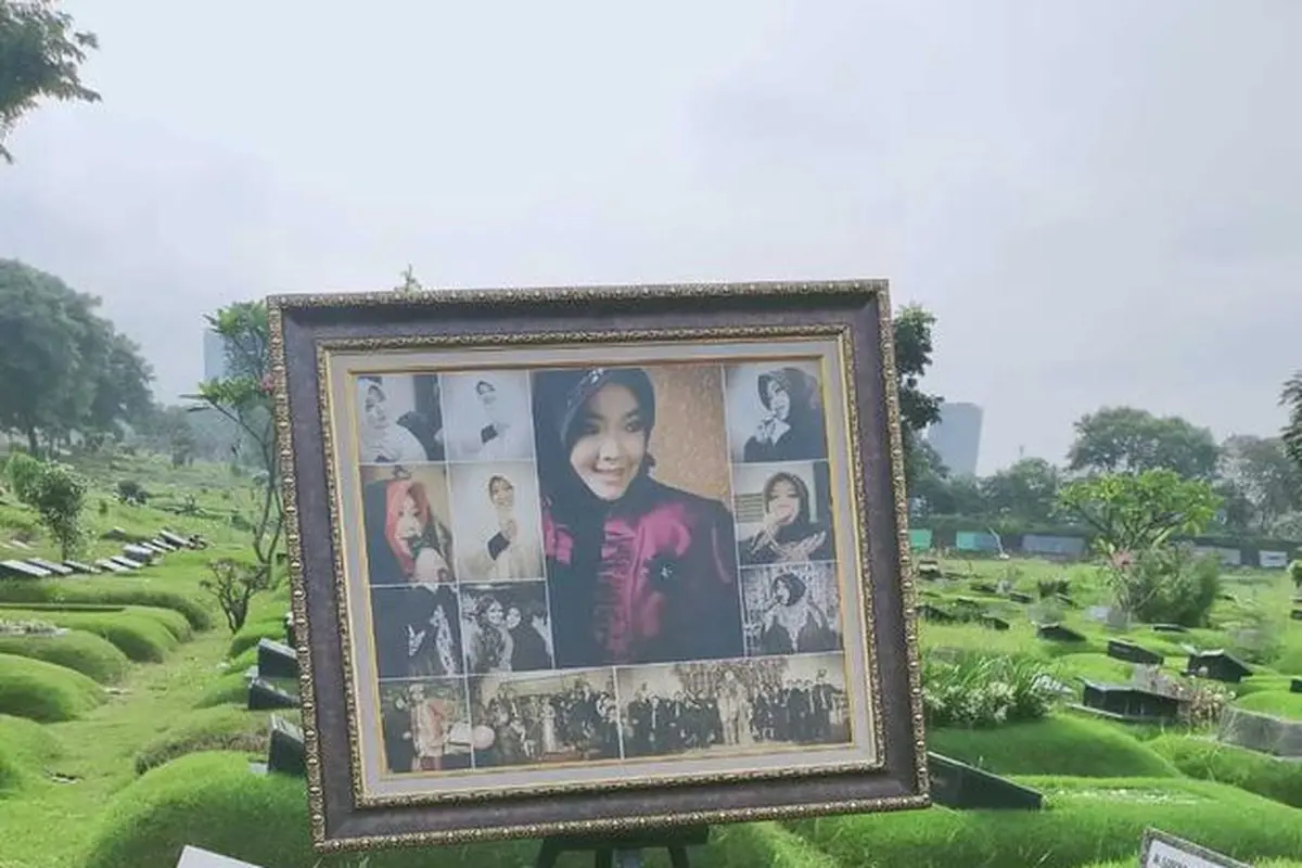 Prosesi penggalian makam mendiang Rina Gunawan di TPU Tanah Kusir (Kapanlagi.com/ Budy Santoso)