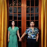 Bams eks Samsons dan sang istri, Mikhavita Wijaya. (Foto: Adrian Putra/Bintang.com Digital Imaging: Nurman Abdul Hakim/Bintang.com)