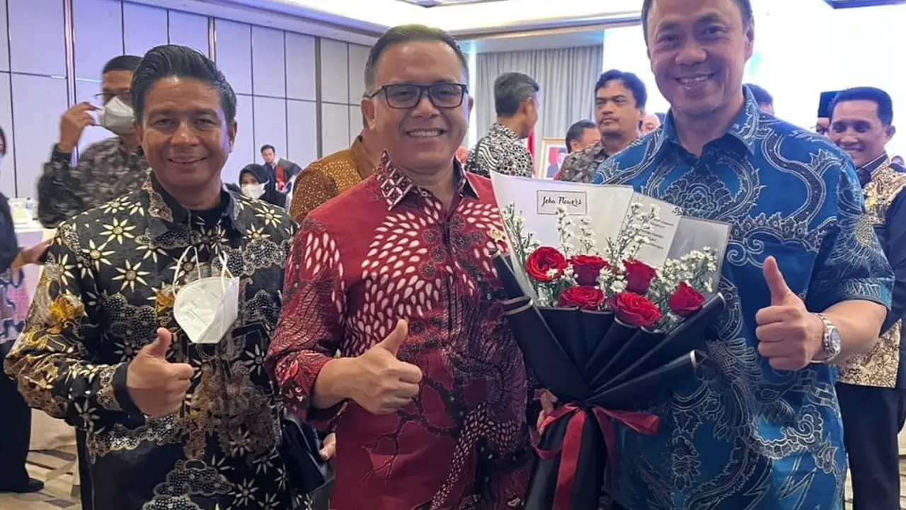 ounder ESQ/Accelerated Culture Transformation (ACT) Consulting International Ary Ginanjar Agustian (kanan) bersama Menteri Pendayagunaan Aparatur Negara dan Reformasi Birokrasi (PANRB) Abdullah Azwar Anas (tengah),