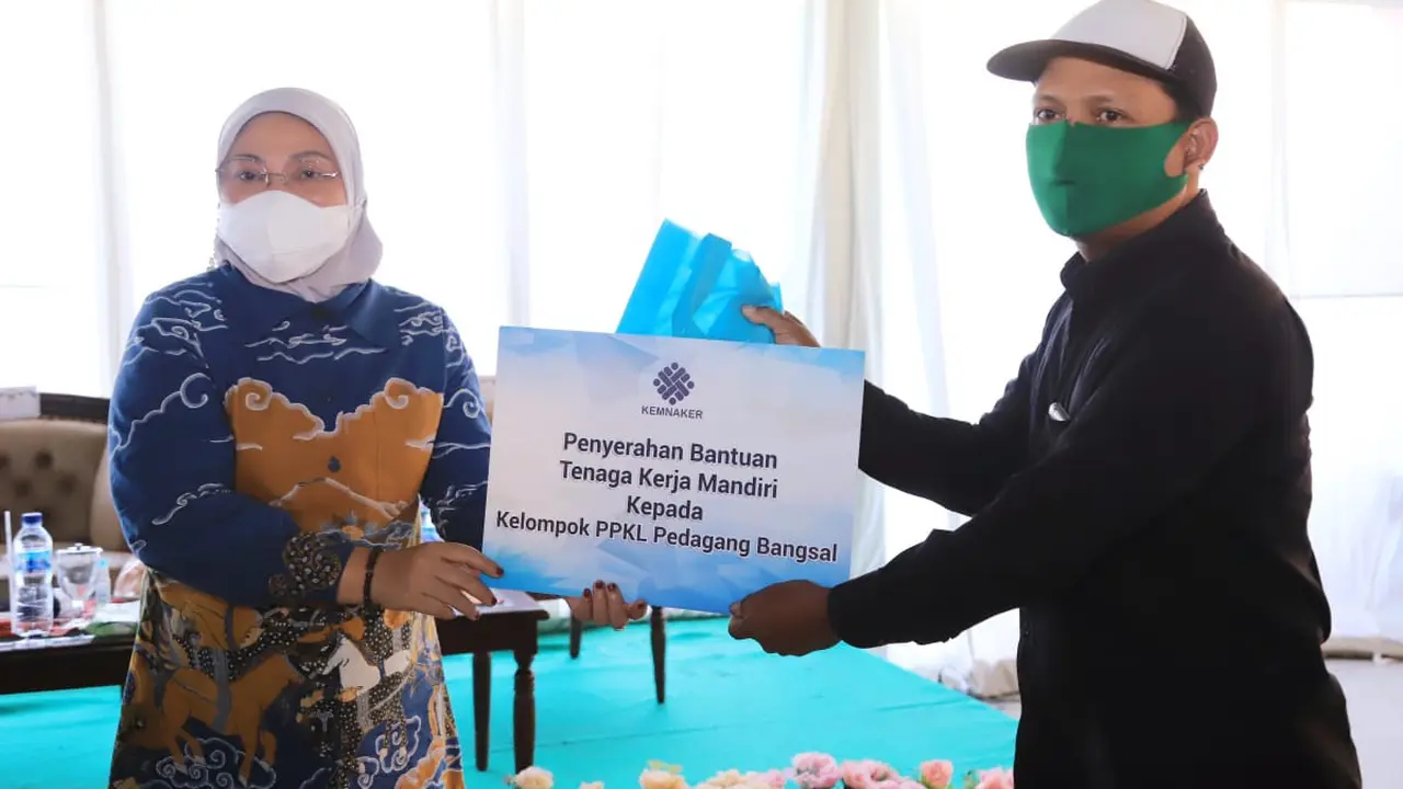 Menaker Ida Serahkan Bantuan TKM Kepada Pelaku Usaha dan PKL di Mojokerto