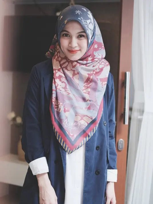 Icha juga piawai dalam memadu padankan busana dan hijab yang dikenakannya. Seperti ini misalnya, ia memakai baju bermotif polos dan dipadukan dengan hijab bermotif yang warnanya masih senada. (Instagram/ichasoebandono)