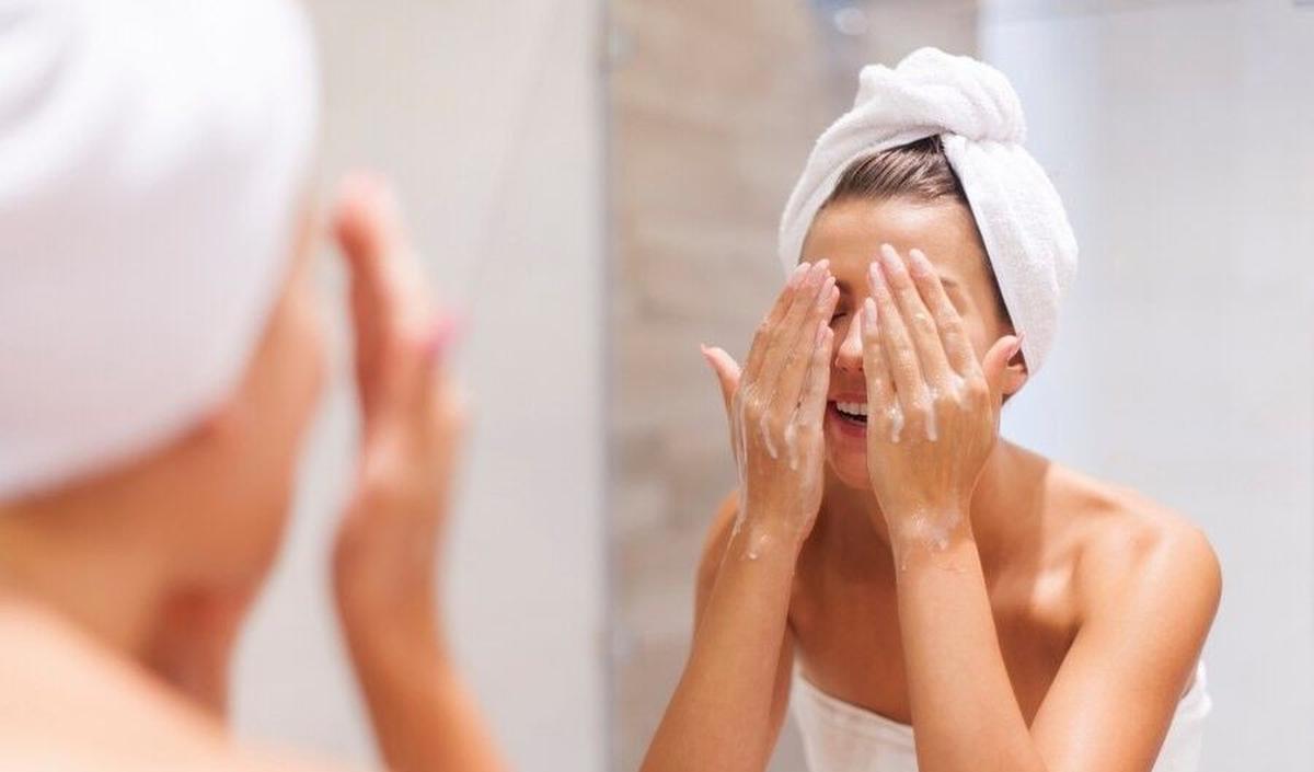 2. Cuci Muka dengan Benzoil Peroksida