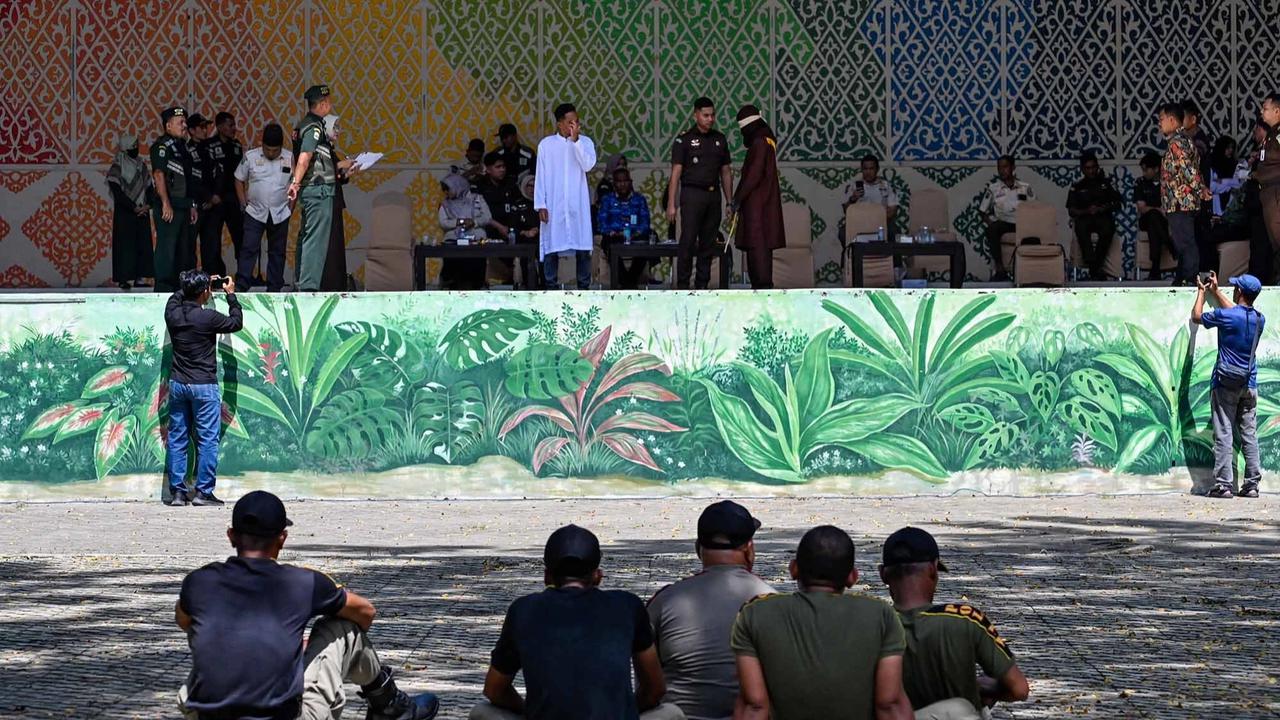FOTO: Pelaksanaan Hukuman Cambuk di Banda Aceh Diwarnai Terpidana Pingsan
