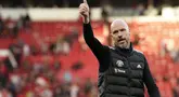 Pelatih Manchester United Erik ten Hag mengacungkan jempol usai laga Liga Inggris melawan Brentford di Old Trafford, Manchester, Inggris, Sabtu (19/10/2024). (Foto AP/Dave Thompson)