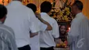 Keluarga memanjatkan doa di depan jenazah korban pesawat AirAsia QZ8501, Grayson Herbert Linaksita yang disemayamkan di rumah duka Adi Jasa, Surabaya, Minggu (4/1/2015). (Liputan6.com/Johan Tallo)
