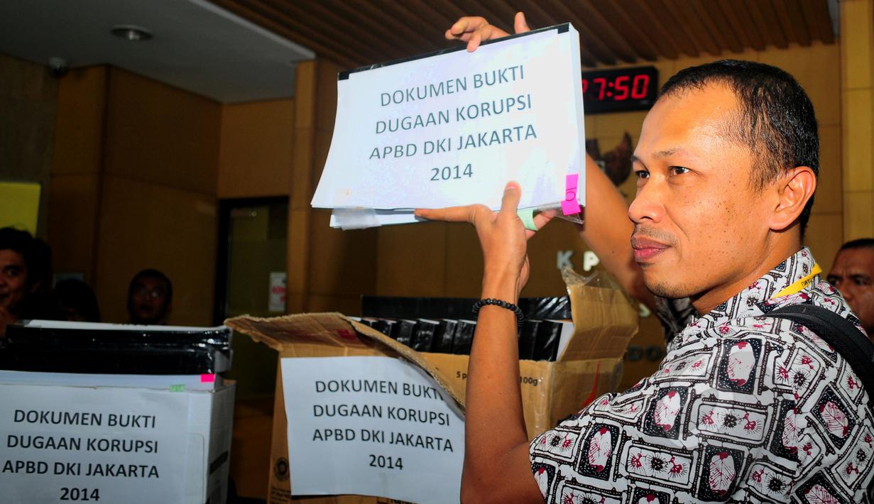 Peneliti ICW, Firdaus Ilyas menunjukkan dokumen yang akan diserahkan ke KPK, Jakarta, Kamis (26/3/2015). ICW membawa tiga kardus yang berisi dokumen terkait dugaan korupsi penggunaan APBD pada tahun 2014. (Liputan6.com/Yoppy Renato)