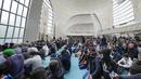 Umat Muslim melaksanakan salat di Masjid Pusat Cologne di Cologne, Jerman, Jumat (14/10/2022). Panggilan Azan untuk pertama kali dikumandangkan dari salah satu masjid terbesar Jerman di Cologne pada Jumat - tetapi dengan volume terbatas. Ini adalah bagian dari proyek yang disepakati dengan pihak berwenang di kota yang memiliki salah satu komunitas Muslim terbesar di negara itu. (AP Photo/Martin Meissner)